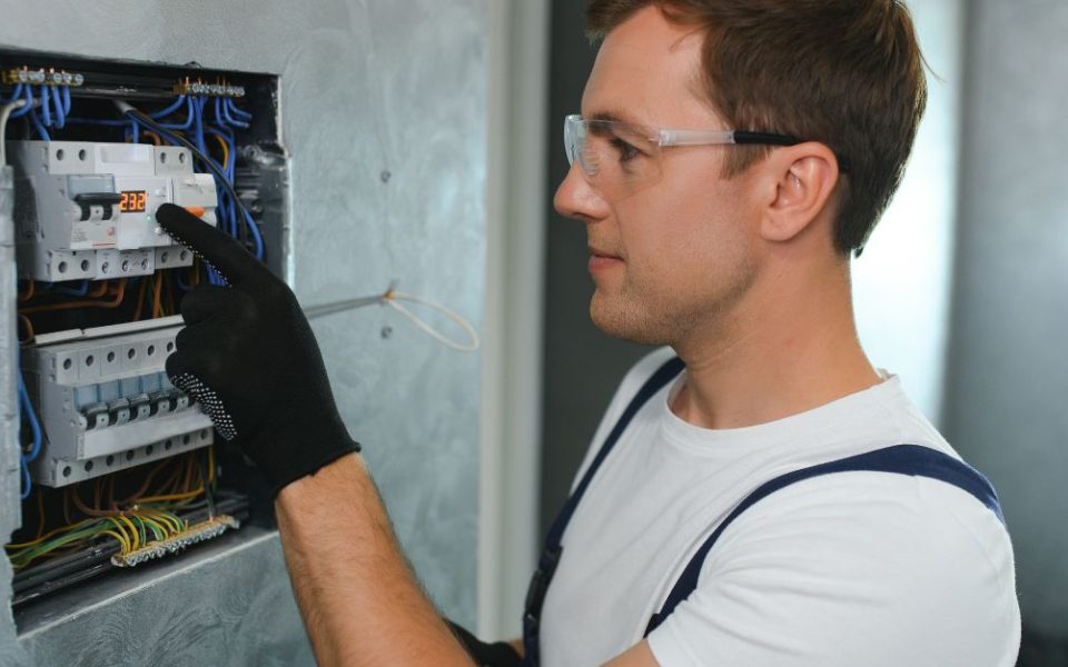 Installateur legt extra groep in groepenkast aan